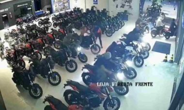 Vídeo: Ladrões fogem com mais de 10 motos após invadir concessionária no Brasil