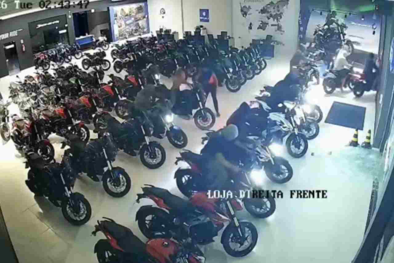 Video: Hırsızlar Brezilya’daki bir bayiyi basarak 10’dan fazla motosikletle kaçtı