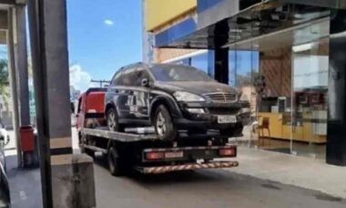 Carro abandonado em shopping no Brasil é guinchado após 8 anos