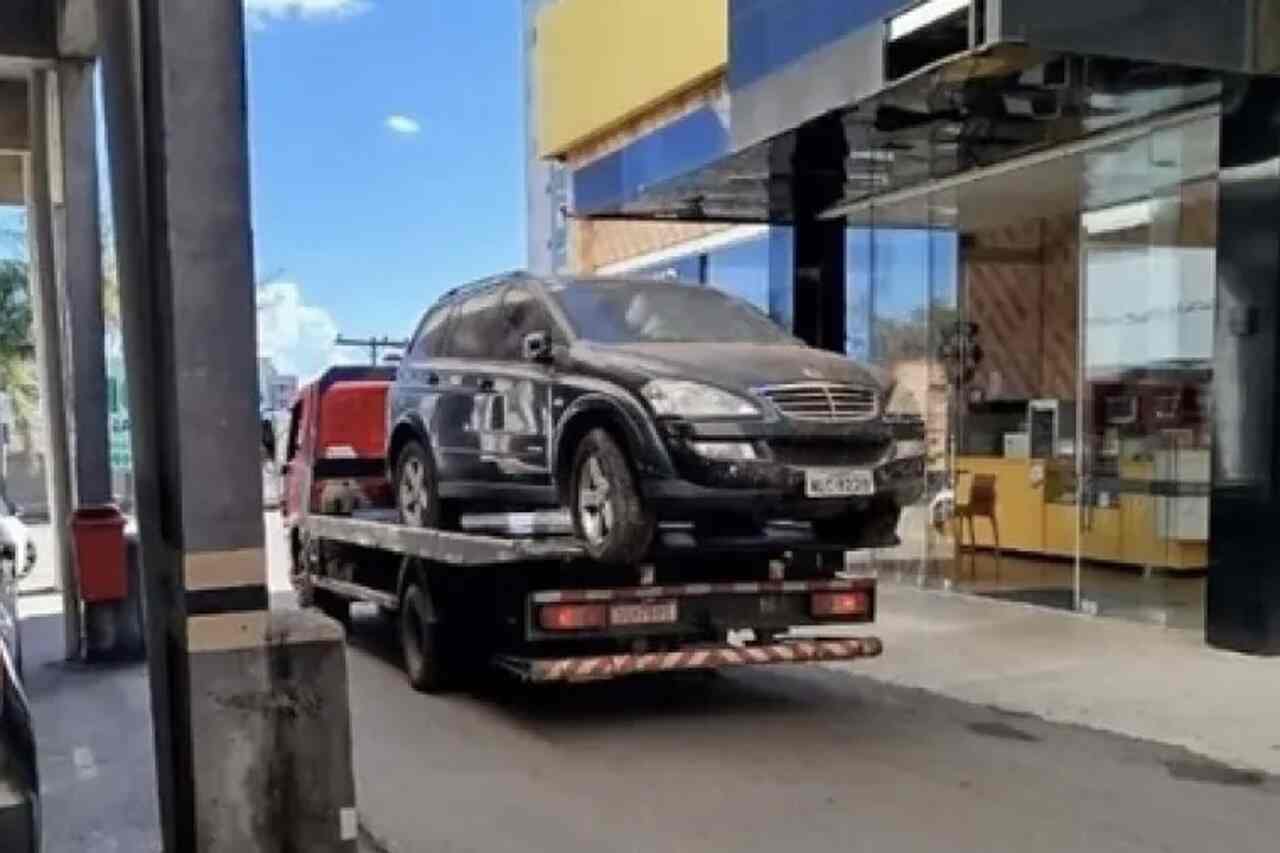 ブラジルのショッピングモールに放置された車が8年後にレッカー移動