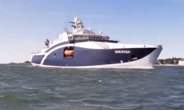 Observadores apontam navio de resgate russo como "novo iate de Putin"