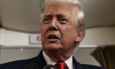 Equipe de TV flagra Trump em conversa com CEO da Ford: "Podemos nos livrar desse lixo ambiental?"