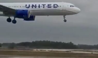 Vídeo assustador mostra avião da United Airlines sofrendo "problema mecânico" durante pouso em Orlando