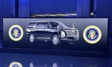 Presidente Donald Trump é visto subindo em Cadillac Escalade blindado do Serviço Secreto