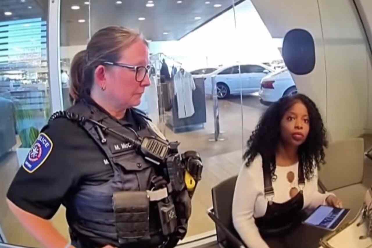 ビデオ：女性がアウディのディーラーを訪問し、詐欺の疑いで逮捕される