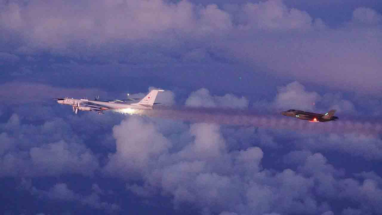 Norske F-35-jagerfly avskjærer russisk Tu-142-fly over Norskehavet. Foto: X @selshevneren
