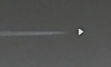 Misteriosa aeronave triangular é avistada sobrevoando a Área 51