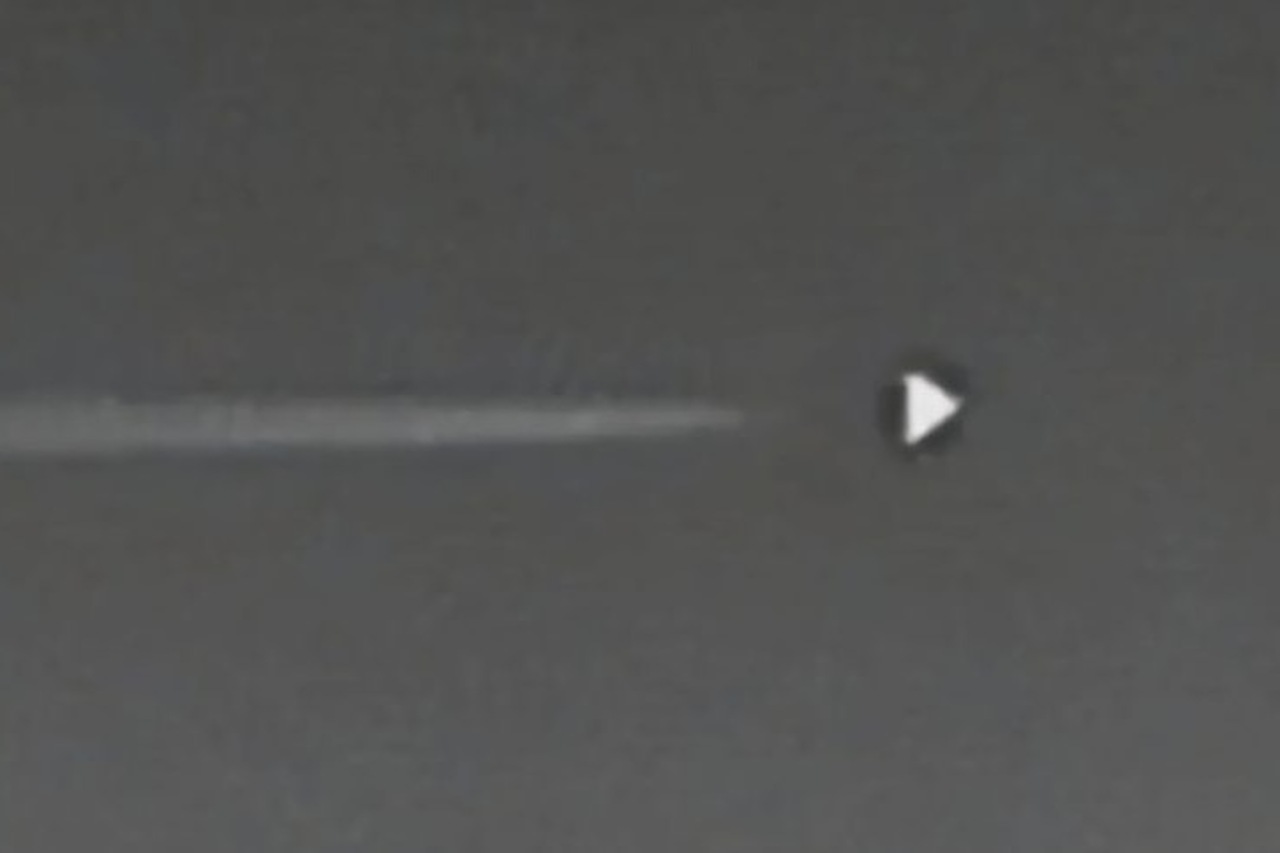 Misteriosa aeronave triangular é avistada sobrevoando a Área 51