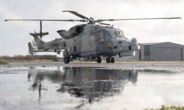 Helicópteros da Royal Navy passam a comandar drones em voo em teste pioneiro no Reino Unido. Foto: Royal Navy