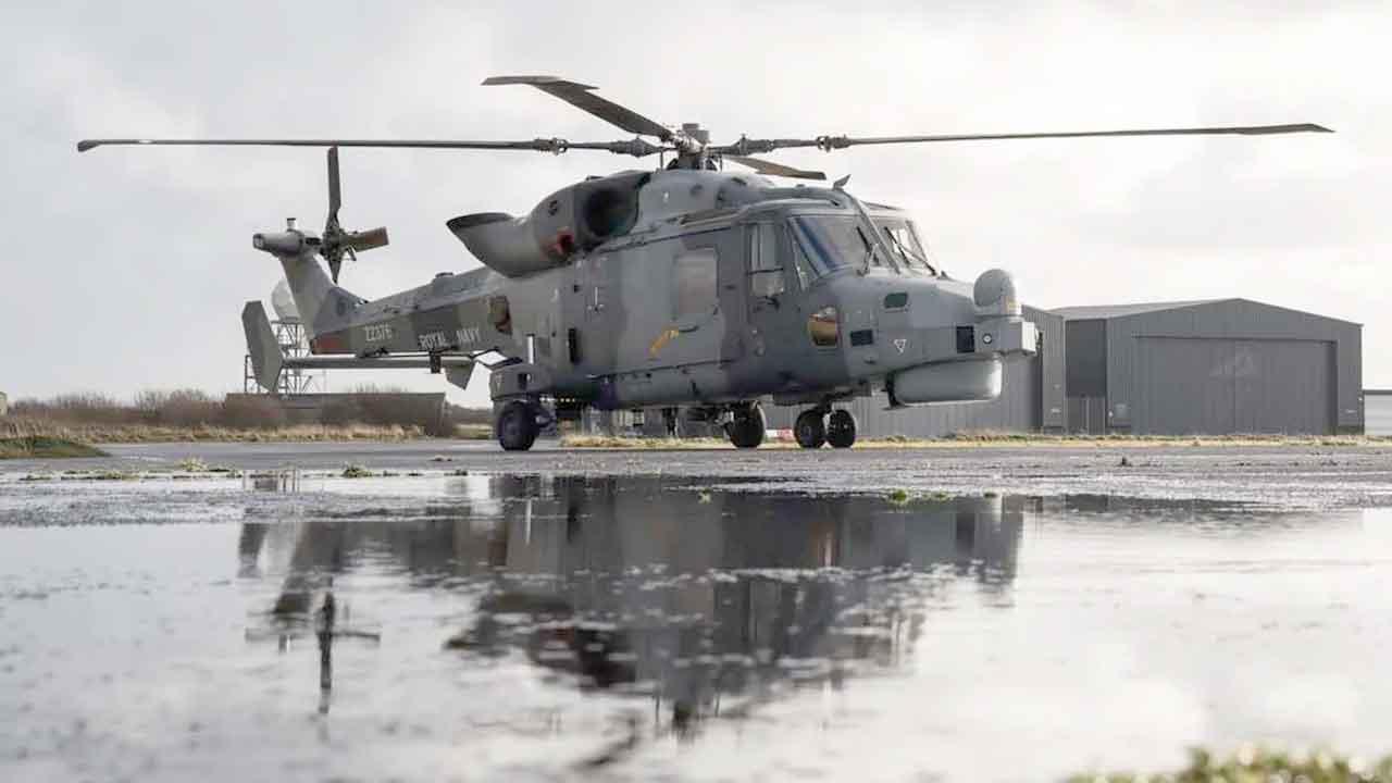 영국 최초 실험에서 로열 네이비 헬리콥터, 비행 중 드론 지휘 권한 확보. 사진: Royal Navy