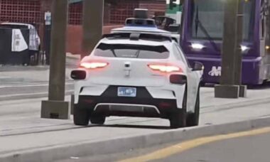 Vídeo: Passageiro foge após táxi autônomo da Waymo ficar preso nos trilhos do bonde (Foto: TikTok)