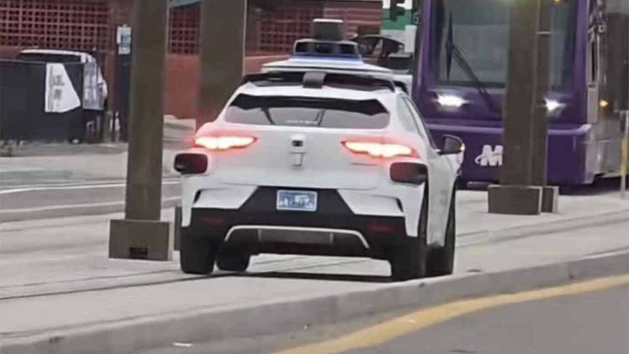 Vídeo: Passageiro foge após táxi autônomo da Waymo ficar preso nos trilhos do bonde (Foto: TikTok)