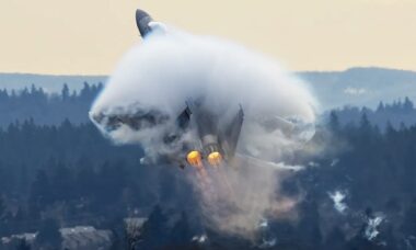 Fotógrafo de aviação compartilha imagem deslumbrante do caça F-15EX