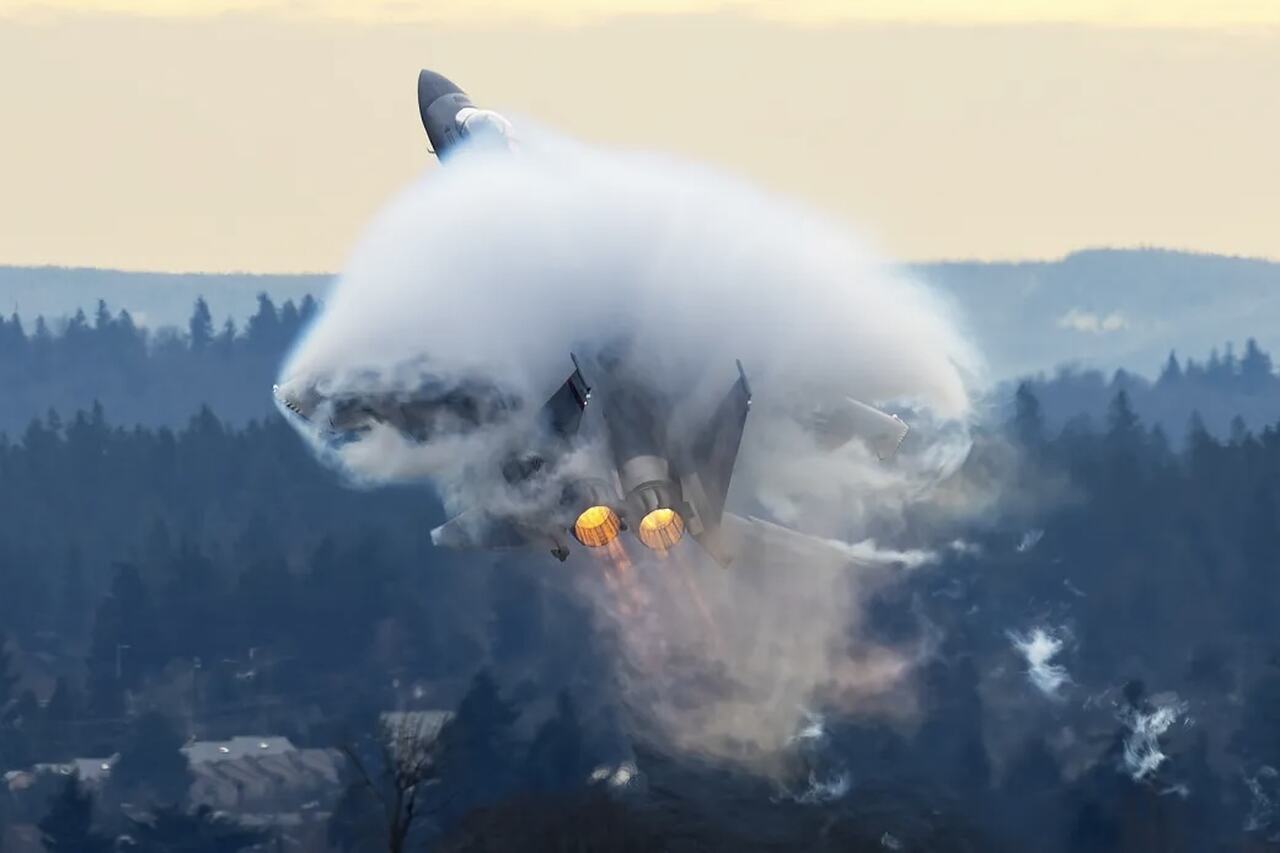 Fotógrafo de aviação compartilha imagem deslumbrante do caça F-15EX