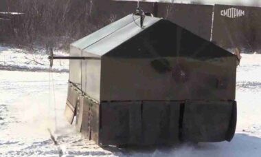 Rússia testa "ventilador" anti-drone com cordas giratórias em robô terrestre militar