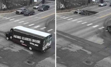 Vídeo mostra carros sendo engolidos por cratera após desabamento de rua em Omaha. Foto: Facebook Omaha Police Department