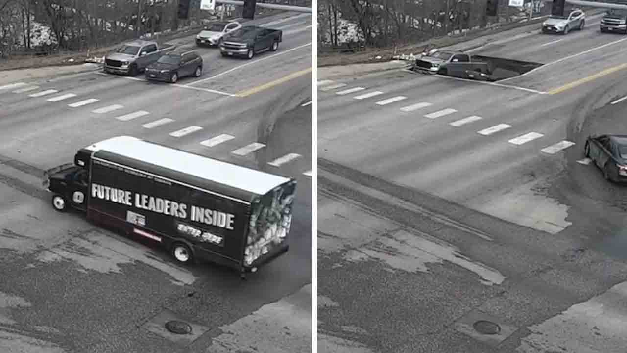 Video viser biler blive opslugt af krater efter vejkollaps i Omaha. Foto: Facebook Omaha Police Department