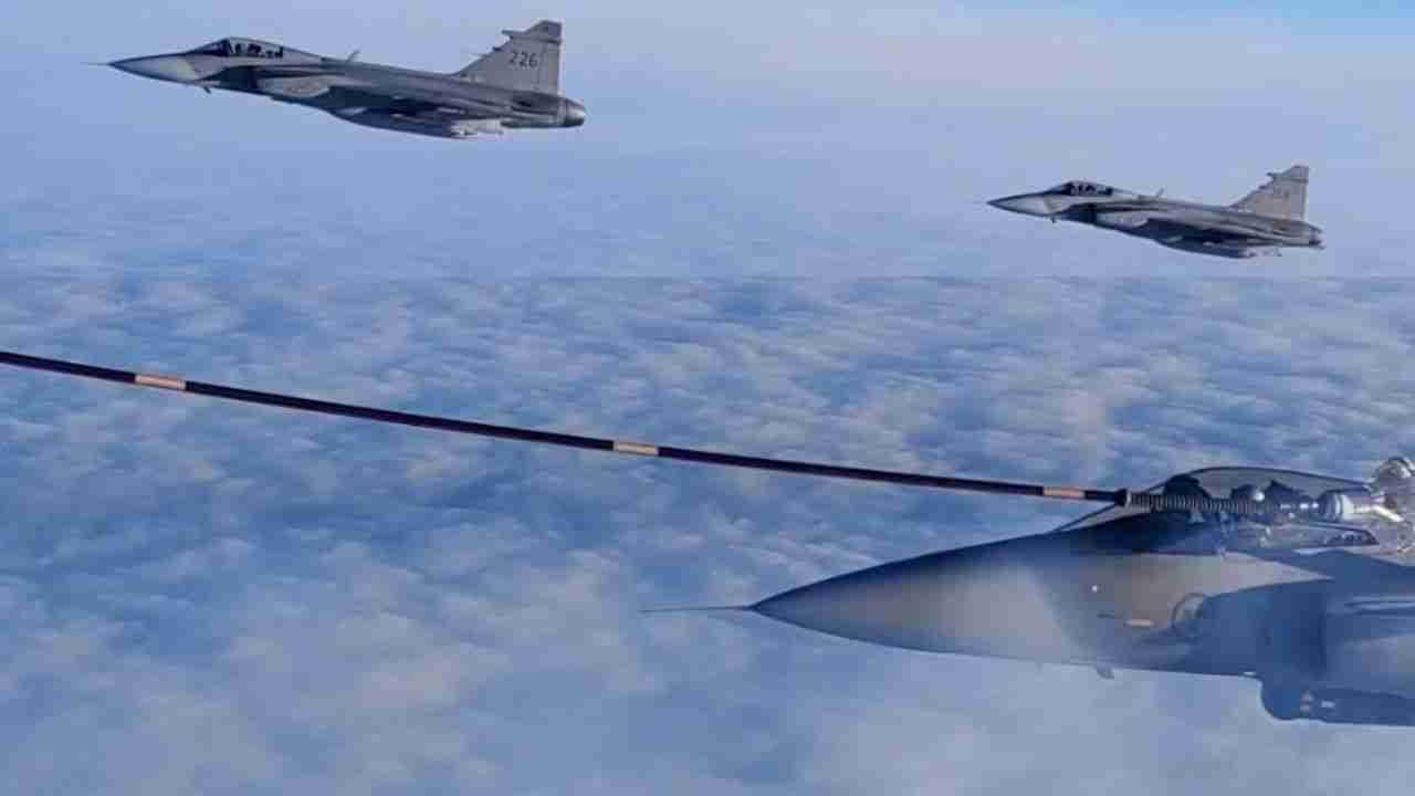 フランス、北大西洋でのNATO任務中にスウェーデンのグリペン4機に空中給油