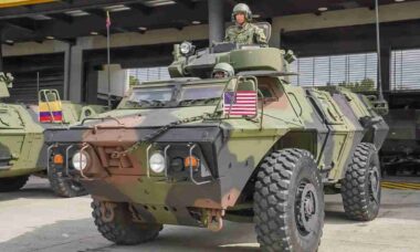 Colômbia recebe 44 blindados M1117 dos EUA para reforçar operações em 3 regiões críticas