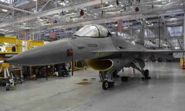 Marinha dos EUA conclui 1º reparo estrutural em F-16 agressor e amplia vida útil