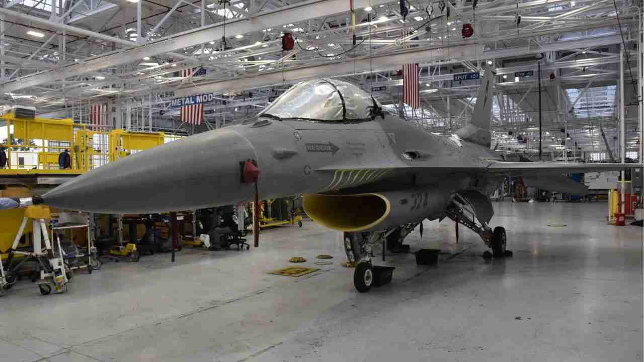 Námořnictvo USA dokončilo první strukturální opravu agresorského F-16 a prodloužilo jeho životnost