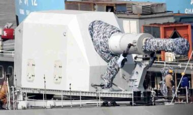 China testa maior canhão naval de 155 mm já visto em navio experimental