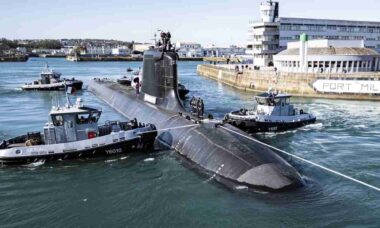 Submarino nuclear De Grasse inicia testes de mar na França
