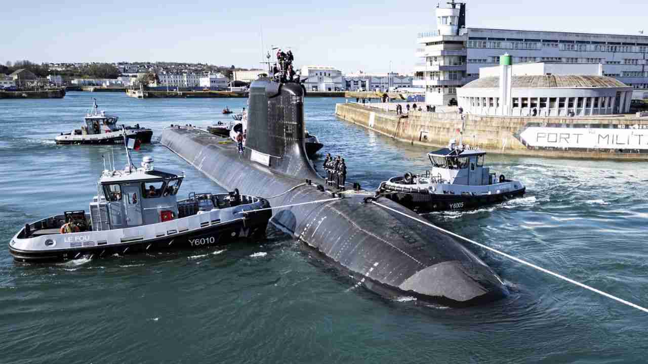 Submarino nuclear De Grasse inicia testes de mar na França