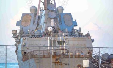 Colisão no Caribe: USS Truxtun e navio de apoio se chocam em operação no mar