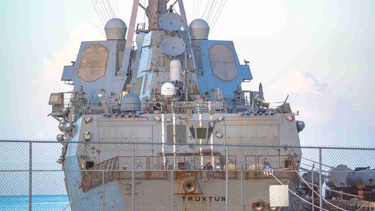 Colisão no Caribe: USS Truxtun e navio de apoio se chocam em operação no mar