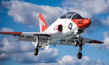 Marinha dos EUA elimina treino de pouso embarcado no novo substituto do T-45