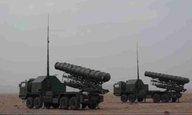 Uzbequistão testa 3 sistemas chineses de defesa aérea em exercício com disparos reais