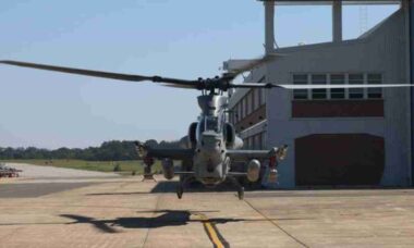 Fuzileiros dos EUA equipam AH-1Z com nova munição PASM de longo alcance marítimo