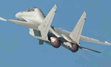 China trava radar de J-16 a 800 m de caça furtivo estrangeiro, diz PLA Daily