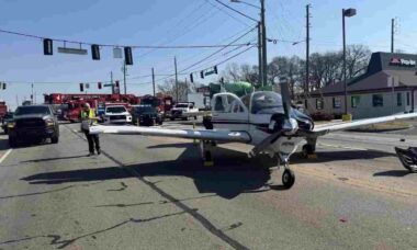 Avião atinge três carros durante pouso de emergência em estrada nos EUA