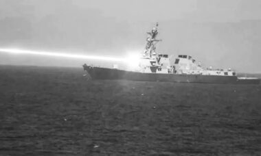 USS Preble usa laser HELIOS para atingir quatro drones durante demonstração