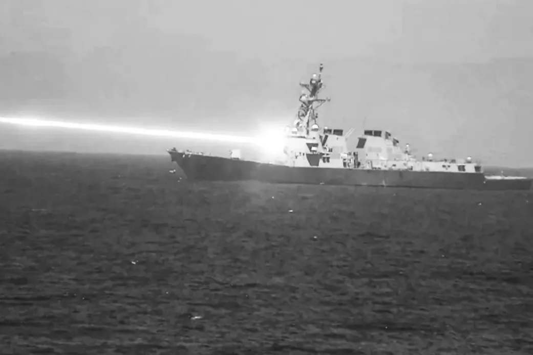USSプレブル、実証実験でHELIOSレーザーを使用し4機のドローンを撃墜