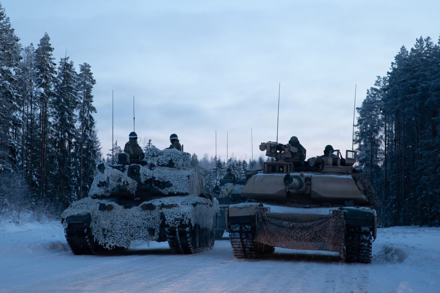 Exército dos EUA testa operações montadas em exercício de inverno na Estônia