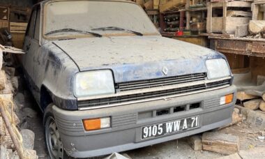 Renault 5 1982 é encontrado após 43 anos de abandono com apenas 12 km rodados