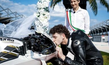 Piloto da MotoGP "renova votos" com a Aprilia durante cerimônia formal