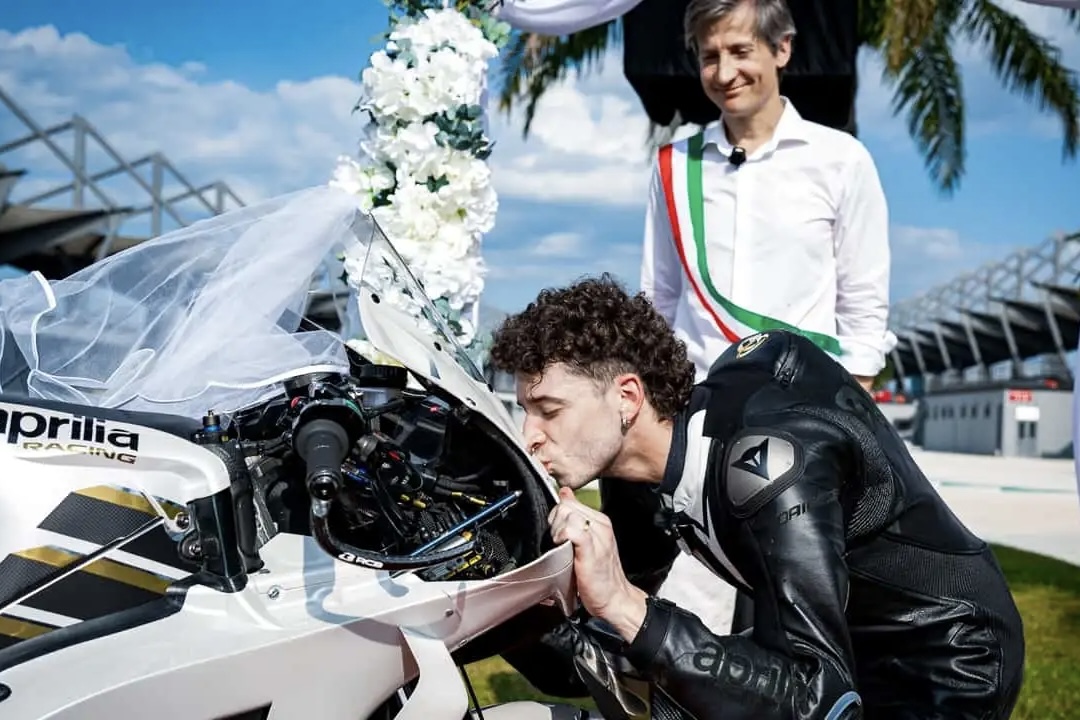 Piloto da MotoGP "renova votos" com a Aprilia durante cerimônia formal