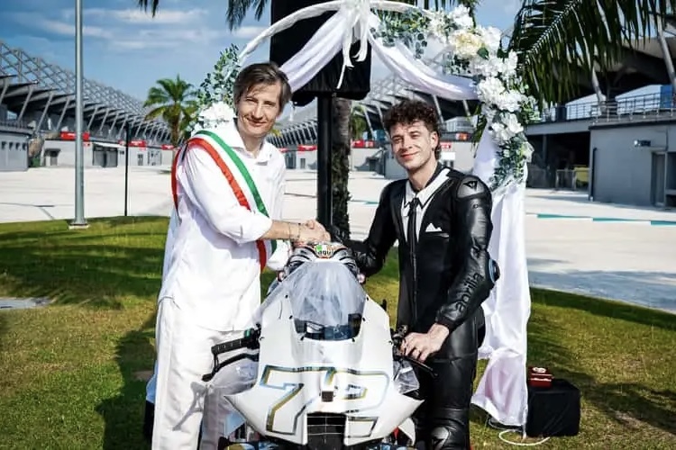 Piloto da MotoGP "renova votos" com a Aprilia durante cerimônia formal