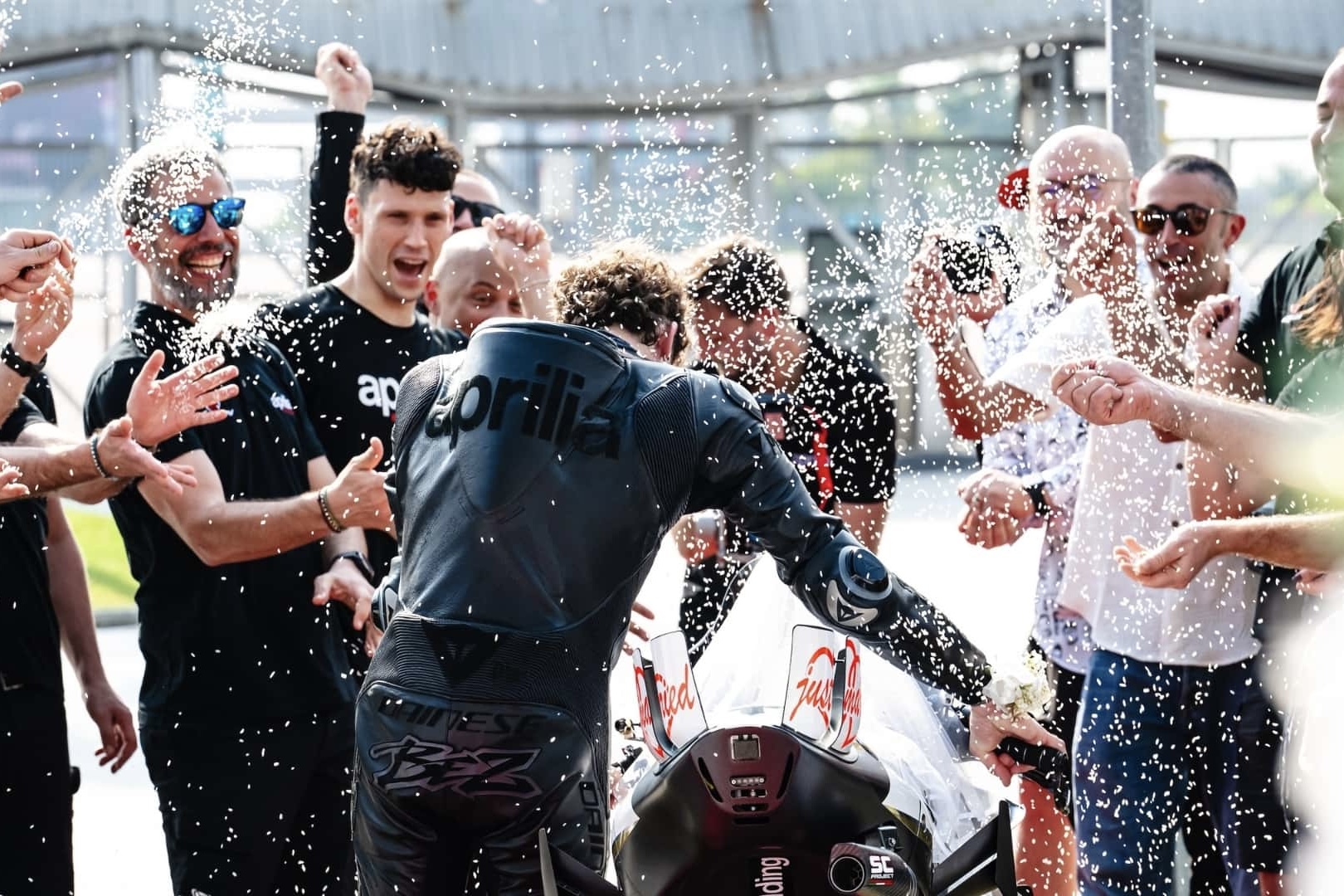 Piloto da MotoGP "renova votos" com a Aprilia durante cerimônia formal
