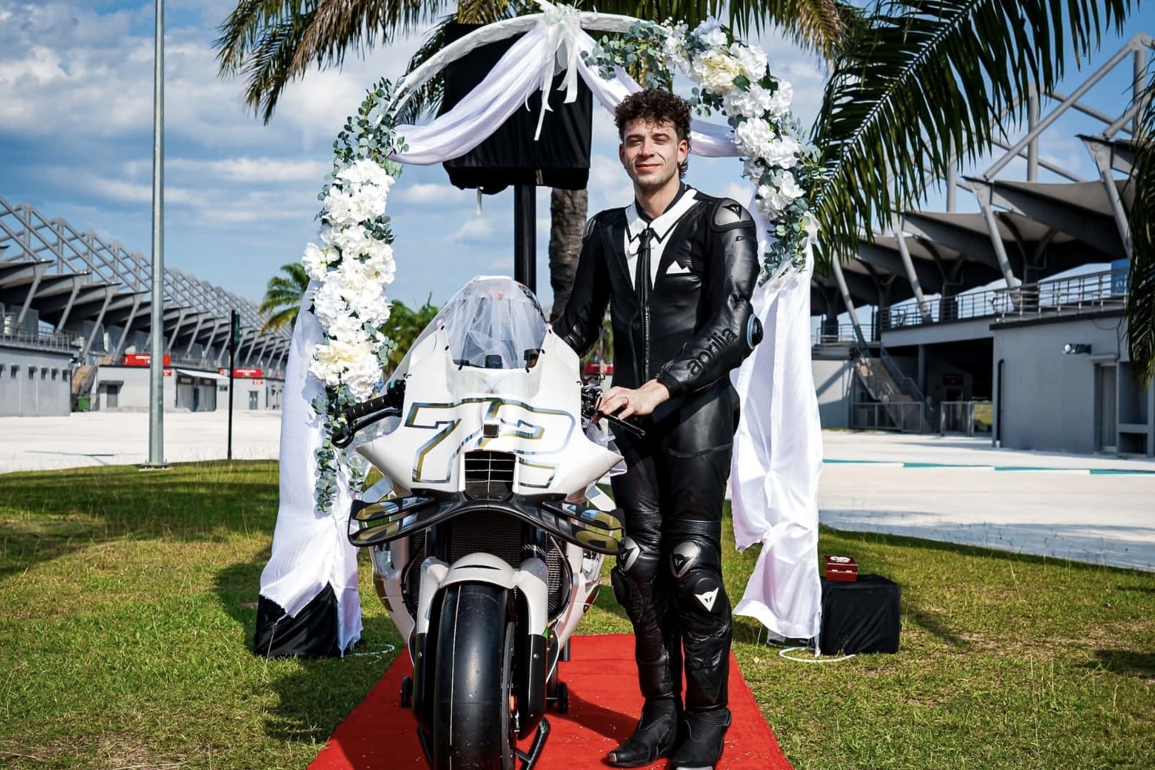 Piloto da MotoGP "renova votos" com a Aprilia durante cerimônia formal