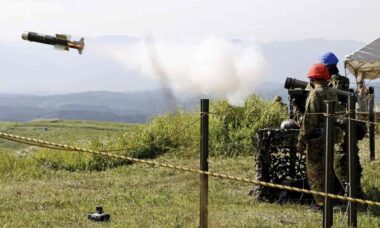 Japão encomenda mísseis da Kawasaki para sistema antitanque Type 01 LMAT