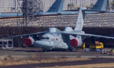 Aeronave japonesa especializada em interferência eletrônica à distância é vista em base aérea do Japão