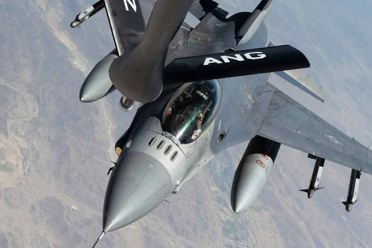 F-16 jagerfly deltar i UFO-jaktoperasjon i USA