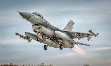 Ucrânia nega relatos de que teria um esquadrão multinacional secreto operando caças F-16