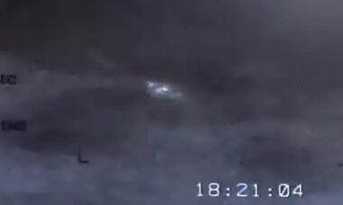 Governo americano divulga vídeo de OVNIs em forma de orbes luminosos no Golfo Persa