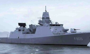 Navio de guerra holandês derruba drones em exercício na costa britânica